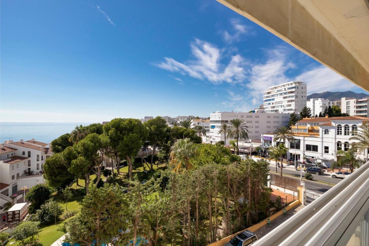 Stunning Apartment 10 Meters From The Beach With Parking Бенальмадена Экстерьер фото